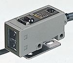 Fotocélula rectangular Omron, Sistema Difuso, alcance 2 m, salida PNP, Precableado, IP67