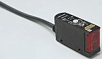 Fotocélula rectangular Omron, Sistema Difuso, alcance 700 mm, salida NPN, Precableado, IP67