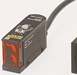 Fotocélula rectangular Omron, Sistema Reflex, alcance 100 mm → 300 mm, salida PNP, Precableado, IP67