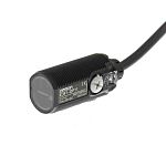 Fotocélula de cuerpo cilíndrico Omron, Sistema Difuso, alcance 300 mm, salida PNP, Cable libre