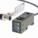 Fotocélula rectangular Omron, Sistema Difuso, alcance 700 mm, salida NPN/PNP, Conector M12 con cable